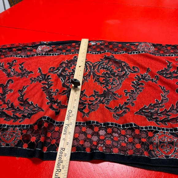 KOKOMO UNLIMITED RED BLACK SHAWL SCARF PONCHOS SHEER AREAS FRINGE ONE SIZE - Picture 2 of 4